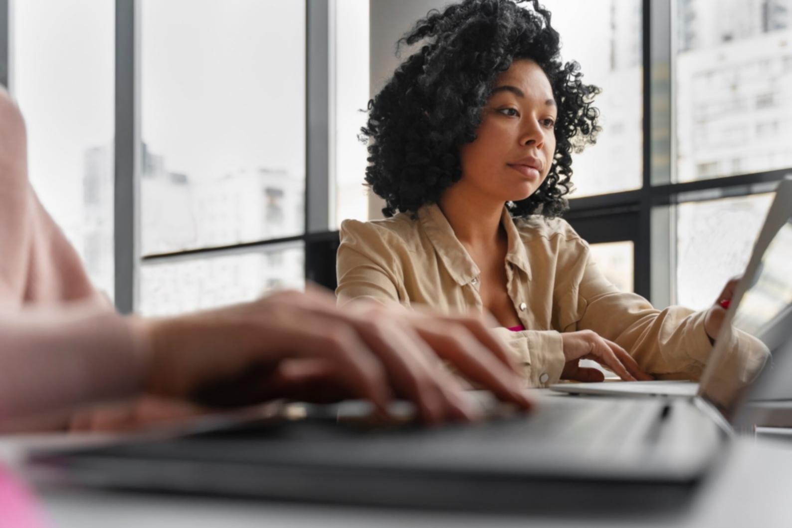 Sesión de mentoría personalizada sobre negociación financiera con documentación real