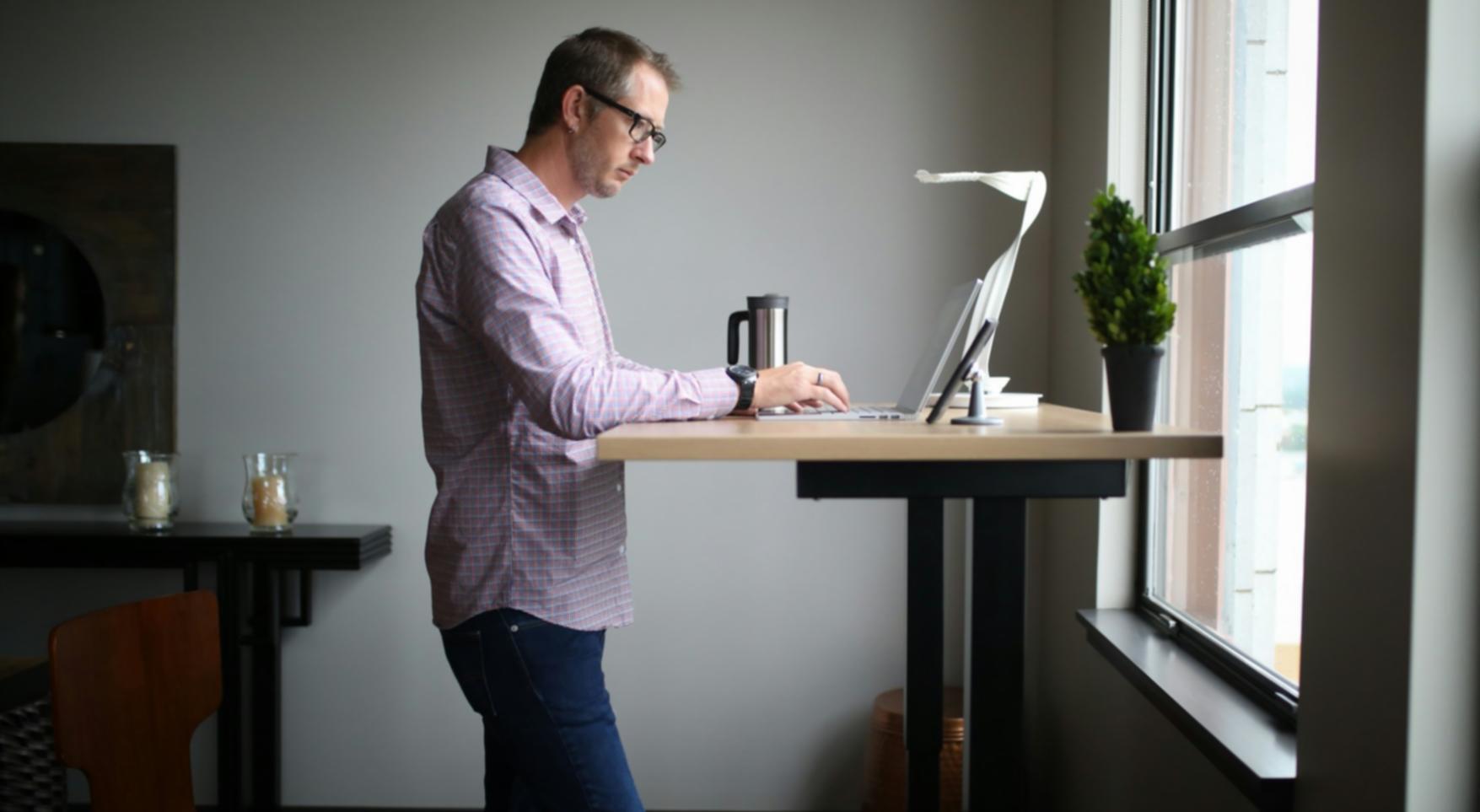 Equipo de trabajo colaborando en estrategias financieras